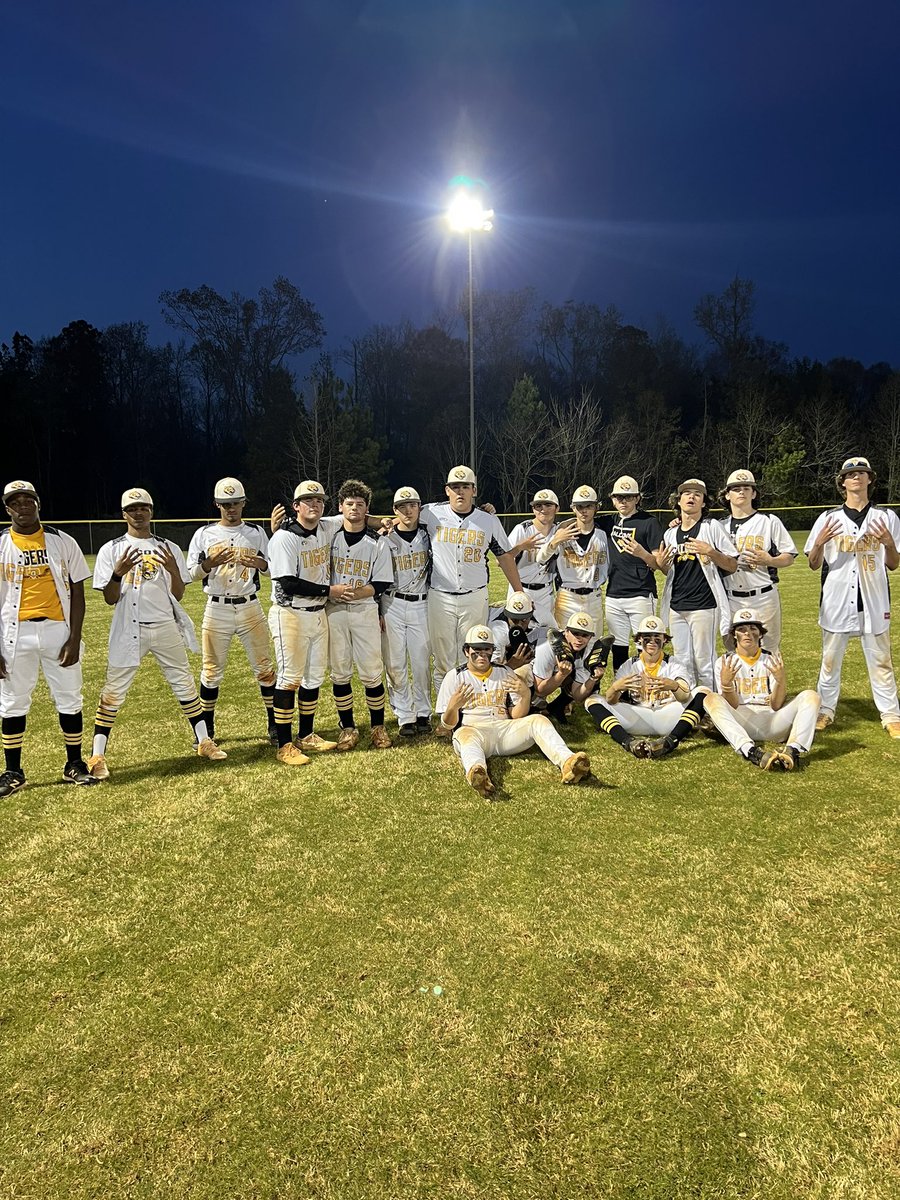 Varsity earns a hard-fought 7-6 win over Heritage tonight. Heritage climbed out of a 6-1 hole to knot things up. We found a way to scratch one across in the bottom half on a Rodgis Ponder RBI 1B. <a href="/CourseyConnor/">Connor Coursey</a> came on in the 7th to get the save. Rubber match tomorrow! #finish 🐅