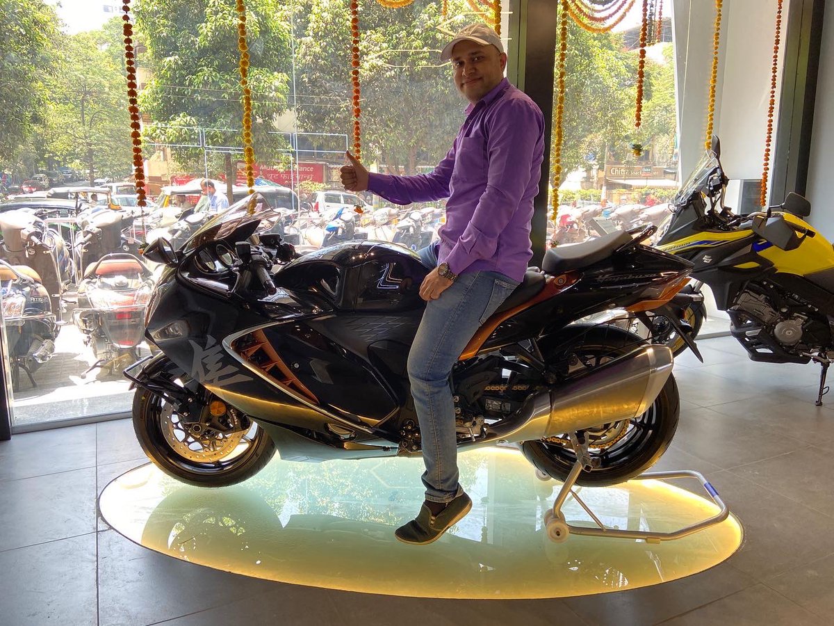 Praksbikersgui1's tweet photo. Yesterday checked Suzuki Hayabusa no words can describe the feeling. 
@suzuki2wheelers 
#suzukihayabusa #hayabusa #hayabusa2021 #hayabusafans #suzukihayabusa1300 #suzukihayabusagsx1300r #suzukihayabusa2021 #suzukihayabusa1300cc #superbike #superbikes #superbikesinindia https://t.co/17ei7fMBJJ