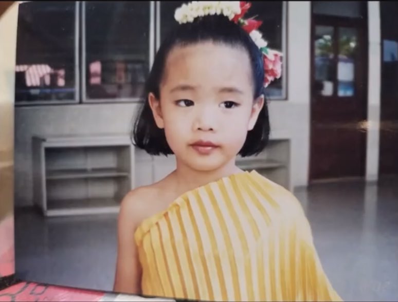 มินนี่ก็คือ เป็นไอดอลไทยในเกาหลีที่โคตรจะเด็กไท๊ยเด็กไทย ที่โตมากับช่วงวัยที่เด็กไทย รร.ไทยทุกคนต้องเคยเจอจริงๆนะ ต้องตัดผมติ่งหู ต้องได้ใส่ชุดลูกเสือ(ของมินนี่ชุดบำเพ็ญประโยชน์) เรียนโรงเรียนไทย(แต่เอกชน)