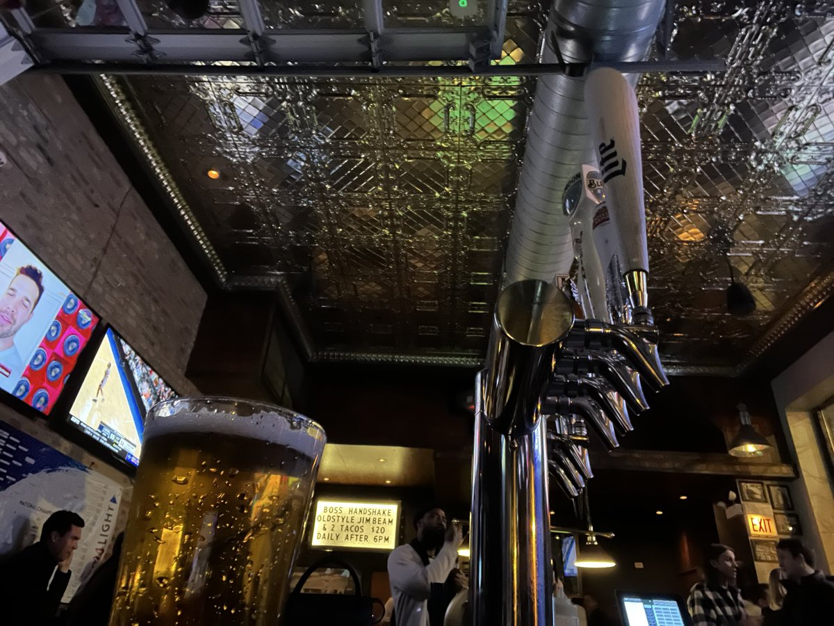 chicagobars's tweet photo. Undisclosed #Chicago #TavernWeek2022 tavern licensed location. Drinking a quick beer. https://t.co/RG1KmNCCr0