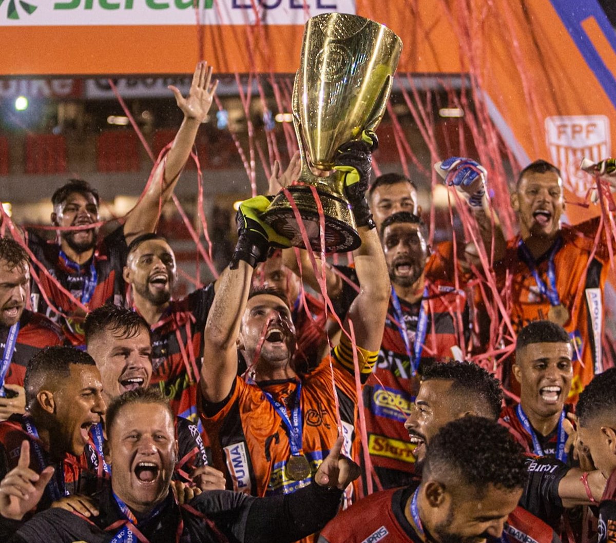 Paulistao's tweet photo. LÁ NO ALTO! 🏆
A cobiçada taça do Troféu do Interior é do Ituano! 
#FutebolPaulista #TrofeuDoInterior
📷Raul Ramos/Ag. Paulistão https://t.co/9A8l3g92gh