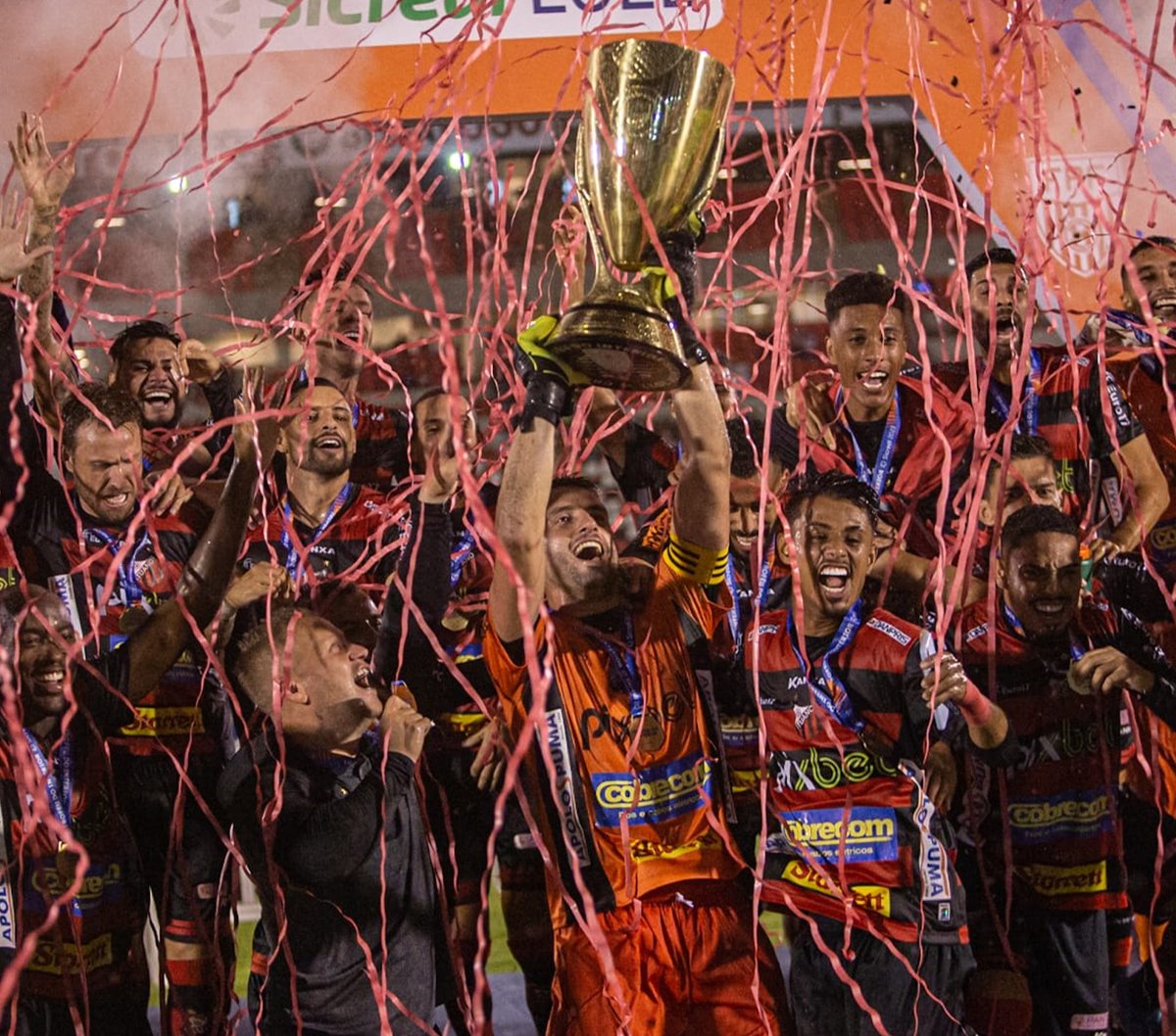 Paulistao's tweet photo. LÁ NO ALTO! 🏆
A cobiçada taça do Troféu do Interior é do Ituano! 
#FutebolPaulista #TrofeuDoInterior
📷Raul Ramos/Ag. Paulistão https://t.co/9A8l3g92gh