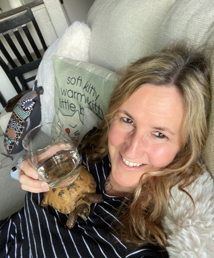 cindy_photos's tweet photo. Snuggling and sharing a glass of wine with my best friend Neil. ๐ @NeilTheTortoise #SupermodelTortoise #wine #winelover #winewednesday #Tortoise #BestFriends #photography #BigBangTheory @missmayim #SoftKitty https://t.co/1wN1PALUwE