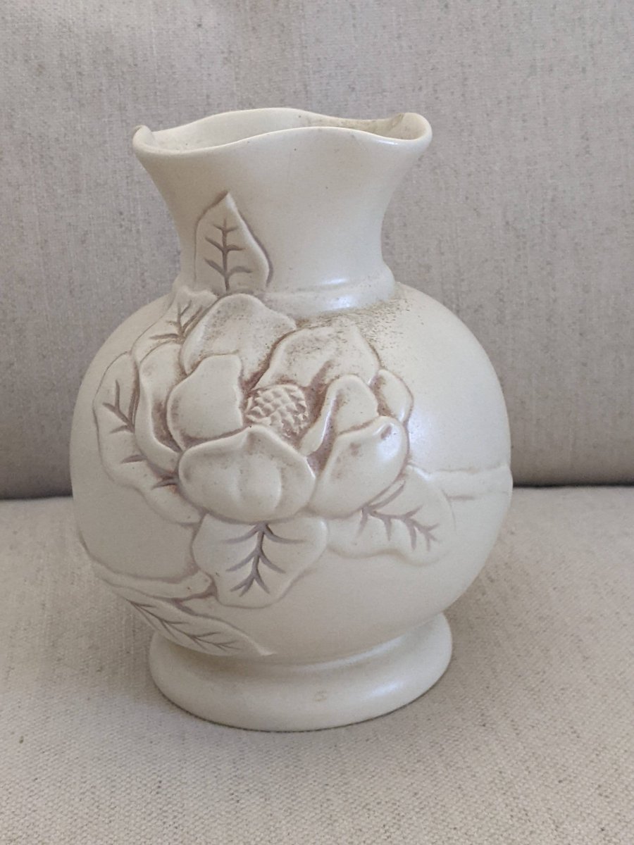 RobynParkerHome's tweet photo. Creamy Red Wing Pottery Ivory Magnolia Vase https://t.co/OQRXh3Aks9 #white #anniversary #mothersday #tabletop #redwingvase #redwingartpottery #creamyartpottery #ceramic #robynparkerhome https://t.co/fLtJk69sPW