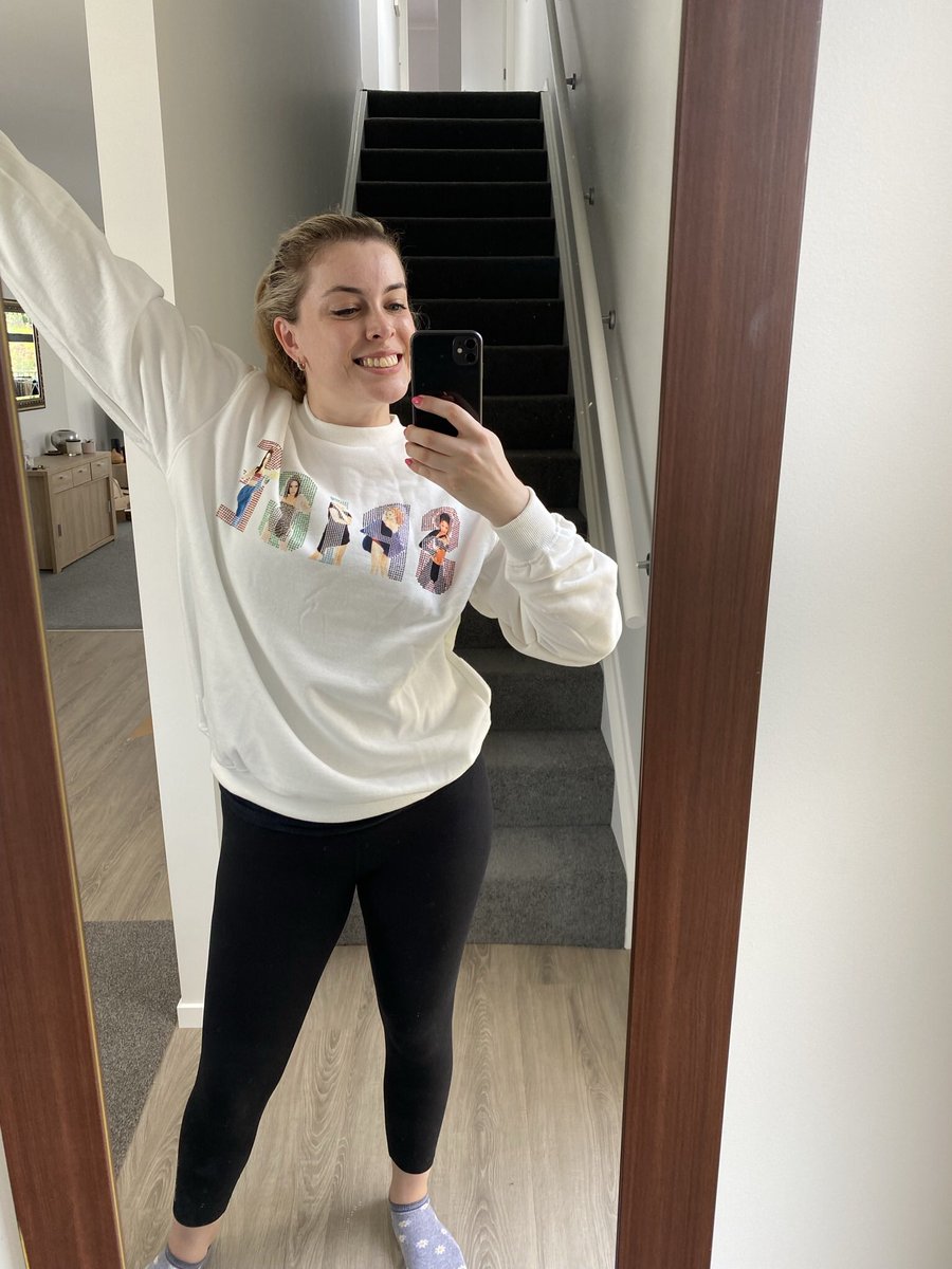 _kelseytweets's tweet photo. The 90s revival is in full swing and I present my new sweatshirt as evidence https://t.co/YG7coOsvJY