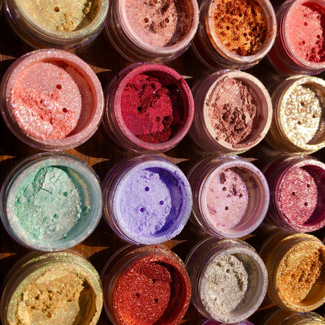 aevabeautyllc's tweet photo. GORGEOUS GORGEOUS AEVA BABES! WEAR AEVA BEAUTY HIGHLIGHTERS! 😍😍 
We offer 21 highly pigmented, quality and affordable highlighters, providing a luster metallic formula that melts within the skin and gives off the best inner and outer glow that you can see a mile away! ✨ https://t.co/6AWkOOJKKg