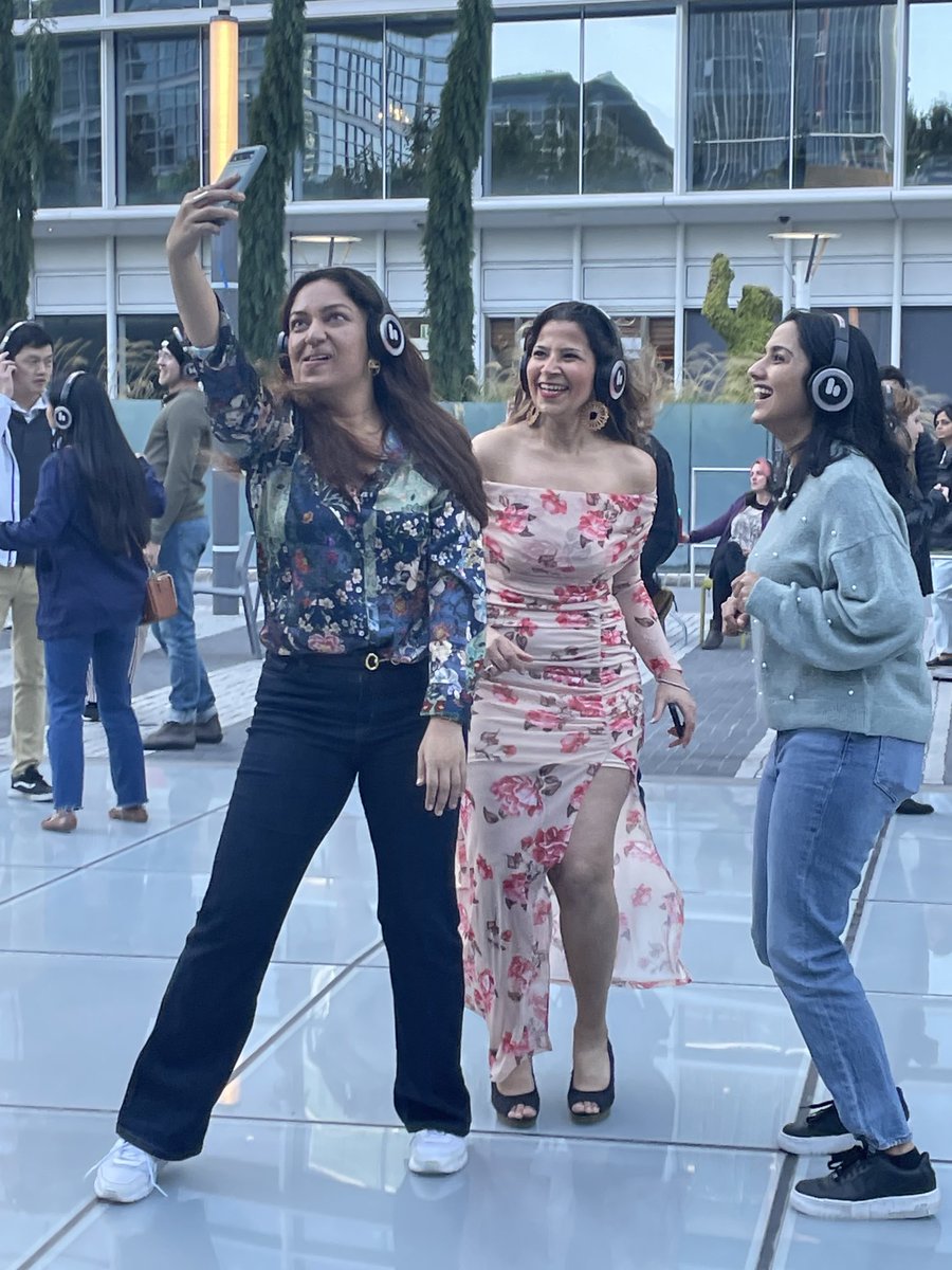 JenniferNorris2's tweet photo. Moving to the grooves at the #BloomSF Silent Disco ⁦@TransitCenterSF⁩ 
Loving how many people dressed for the floral theme. 
Checkout the many remaining events this weekend at https://t.co/OAKrCjUVp8 https://t.co/TiKUyDuEv9