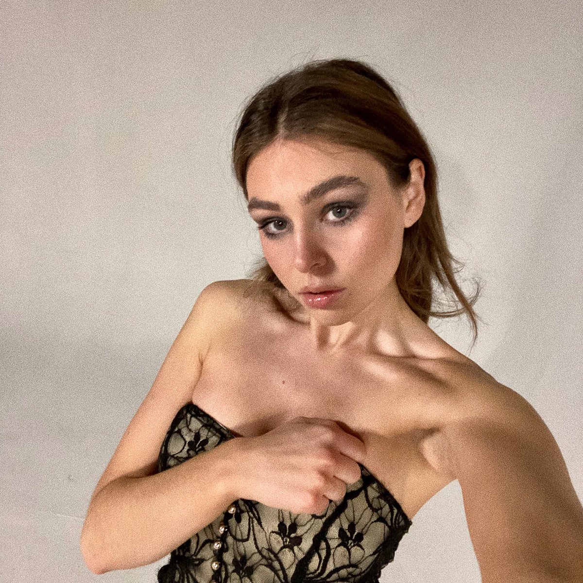 Setterfieldkay's tweet photo. I promise there’s a whole head of hair behind the grown out shag bangs 🥴 https://t.co/YsDC6CHout
