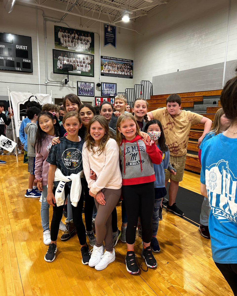 mrsguynes5th's tweet photo. We loved taking a field trip over to @hmsmustangs1 to help our 5th graders settle some nerves before transitioning next year! Thank you for getting them so excited 🖤❤️ #GMSDConnection @DogwoodES https://t.co/491LDHjvT5