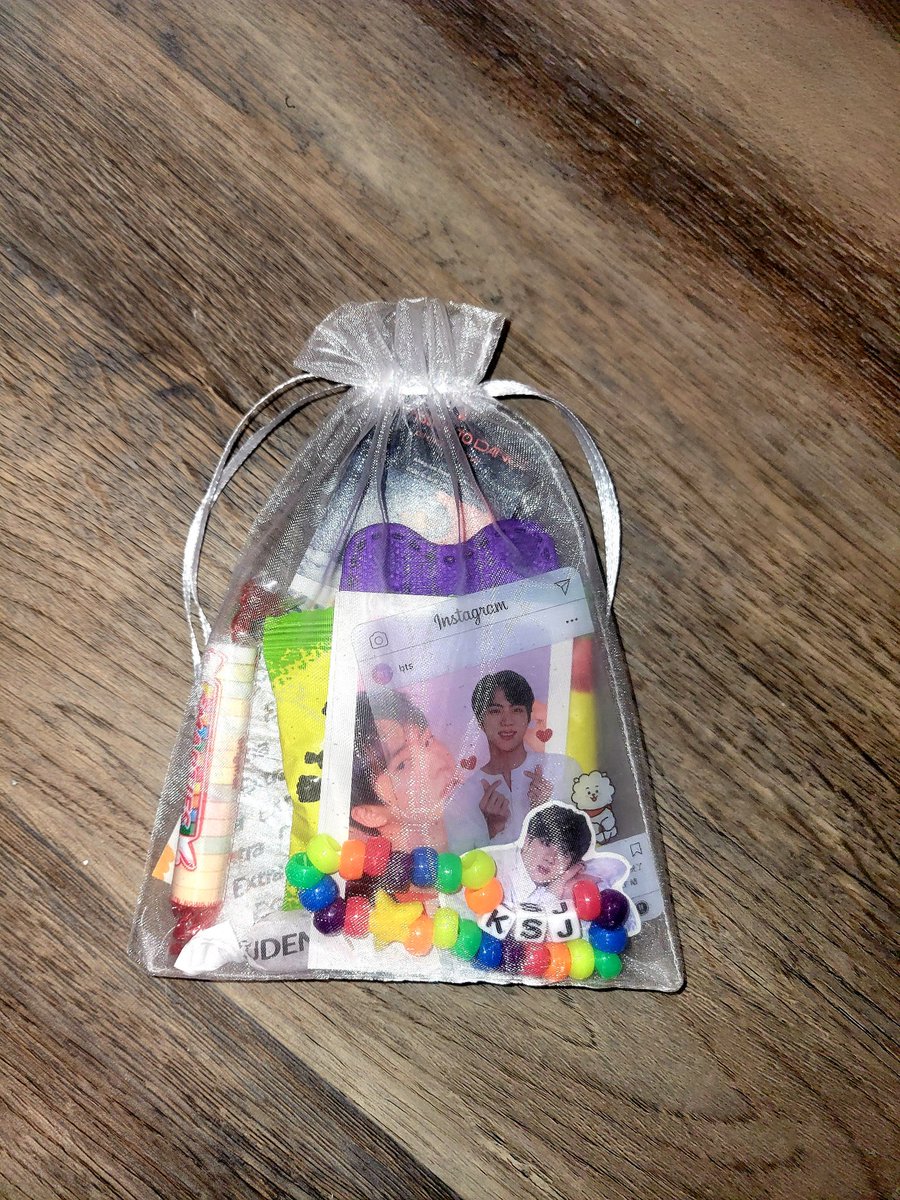 vangoghtae_'s tweet photo. Hi guys!!!! So I decided to make freebies for PTD LV 💜 I will be attending D1 and D2 with about 50 for each day. Please DM me if you are interested in trading 🥰 
I have some for each member and ot7 as well!! #BTS_THE_CITY_LasVegas #PTD_ON_STAGE_LAS_VEGAS https://t.co/KqWUeem5Ri