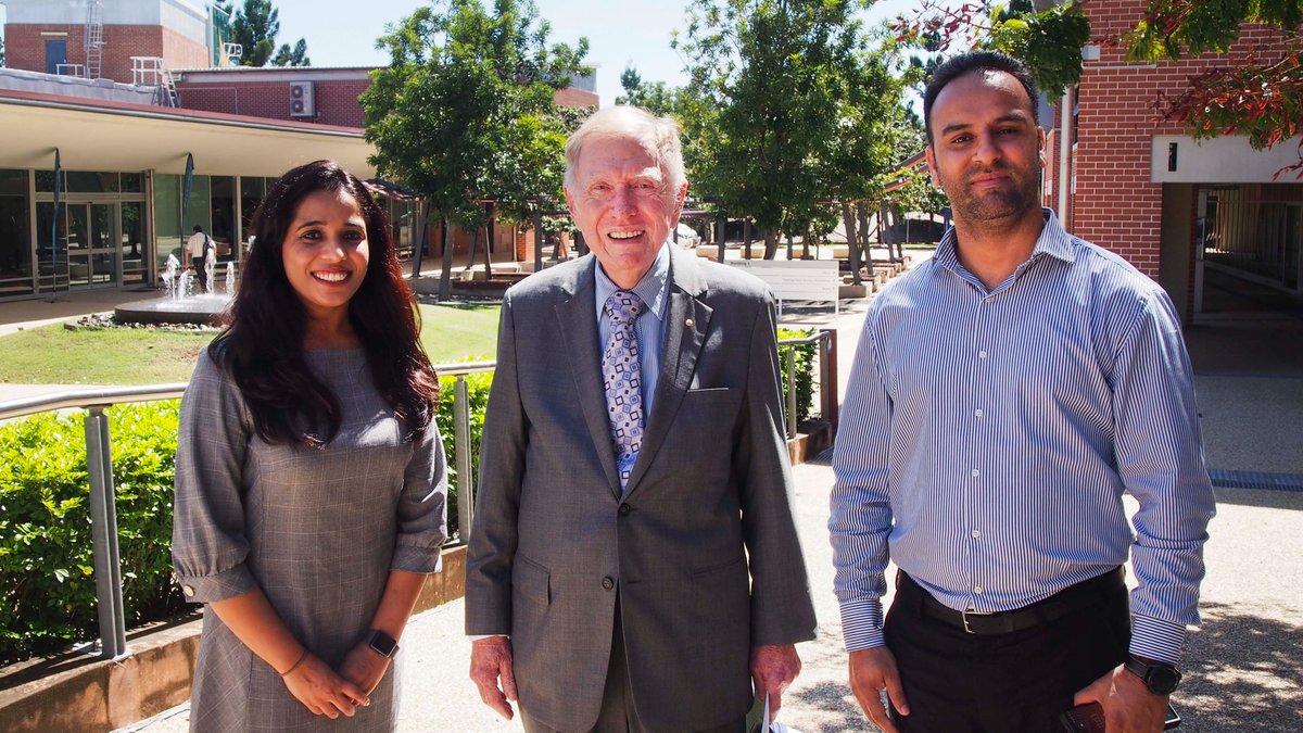 When our @usqstudents take 'all rise' literally 🧑‍⚖️

Great to have the Honourable Michael Kirby AC CMG at our <a href="/IpswichCouncil/">Ipswich City Council</a> campus this morning.

#usqproud 💛