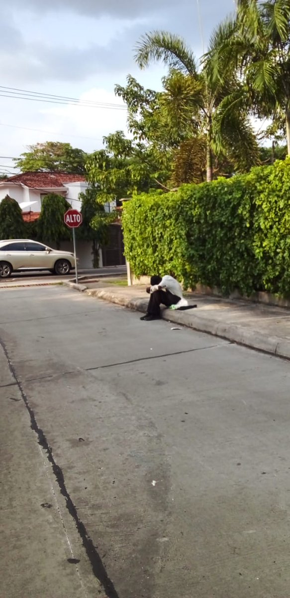 Él pasaba sus días en el Parque Omar donde sobrevivía. La administración lo expulsó. 
6 días que está a la intemperie, abandonado, sin hogar. Pese a sus males mentales, sonríe y agradece a la gente que le ha llevado agua y comida. ¿Dónde están las autoridades?  <a href="/judyMEANA/">Judy Meana</a>