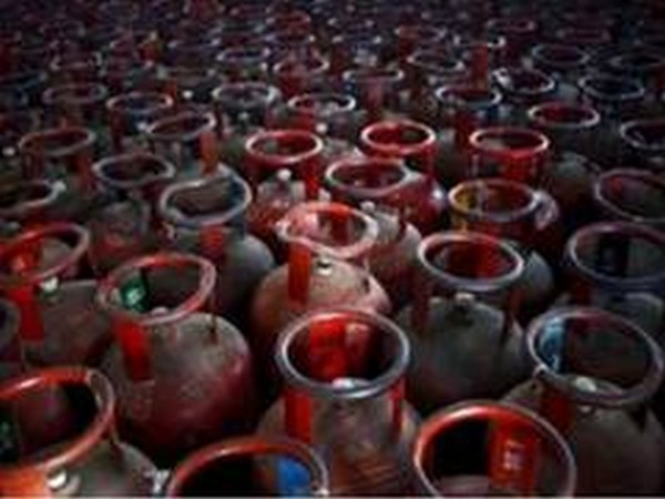 ANI's tweet photo. 19 kg commercial cooking gas LPG price hiked by Rs 250 per cylinder. It will now cost Rs 2253 effective from today. No increase in the prices of domestic gas cylinders. https://t.co/h8acfRh6mn