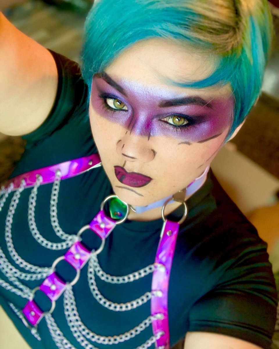 daku_bara's tweet photo. Daku in Wonderlands! Let’s Roll! Playing with TT Wonderlands. https://t.co/KfABzhd14Y #borderlands #wonderlands #tinytinaswonderlands #redemptionstream #varietystreamer #cosplaystreamer #twitchstreamer #gamergirl #dakucosplays #dakuscloset #borderlandsmakeup https://t.co/xqfZjzFk7l