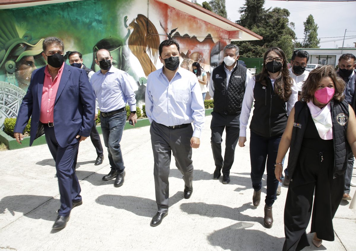 geramonro05's tweet photo. Visité escuelas de la región de los volcanes, acompañado de la alcaldesa de #Amecameca, donde constaté el uso de las nuevas instalaciones por los estudiantes; además de platicar con padres de familia y docentes para conocer sus necesidades y avances académicos. https://t.co/ajMtQf2p7a
