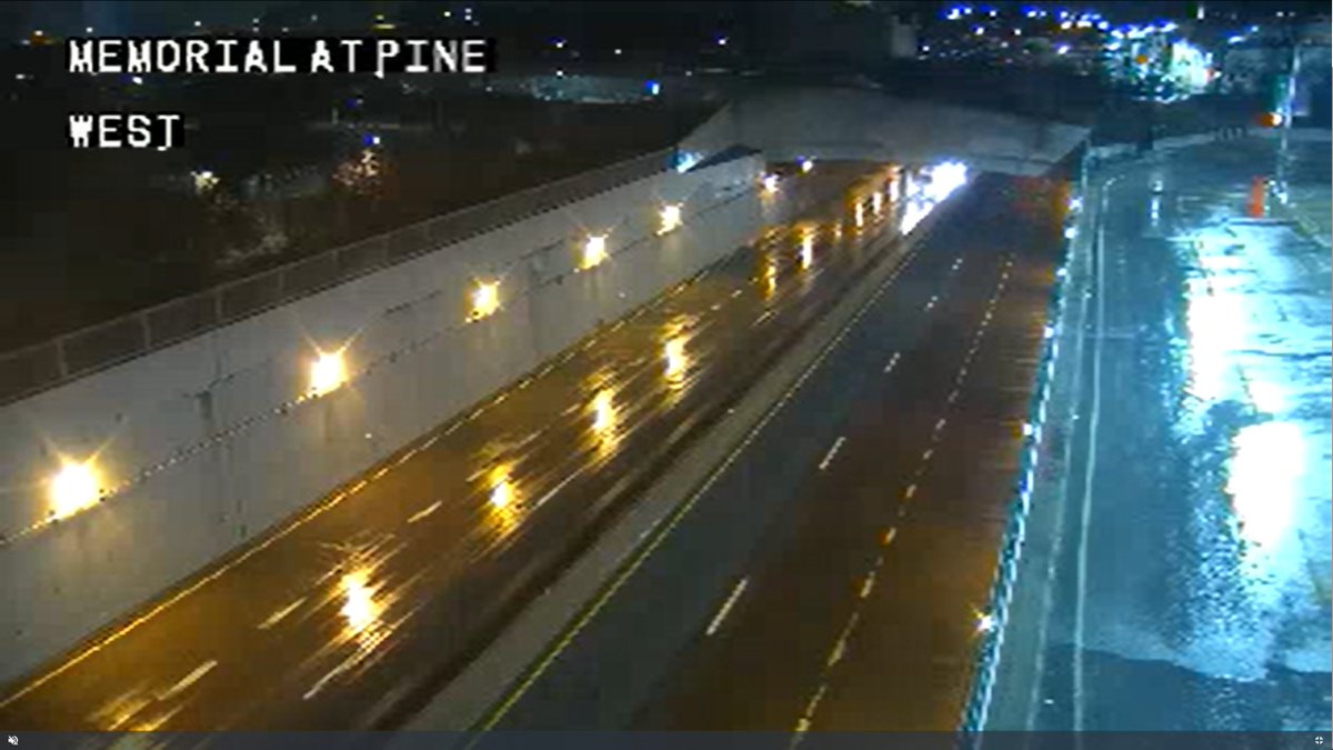 NWSStLouis's tweet photo. It's snowing at the top of the Arch...but not at the ground! (photos from MODOT and Gateway Arch Park Foundation). #stlwx #mowx https://t.co/T2Xm4Mf9XM