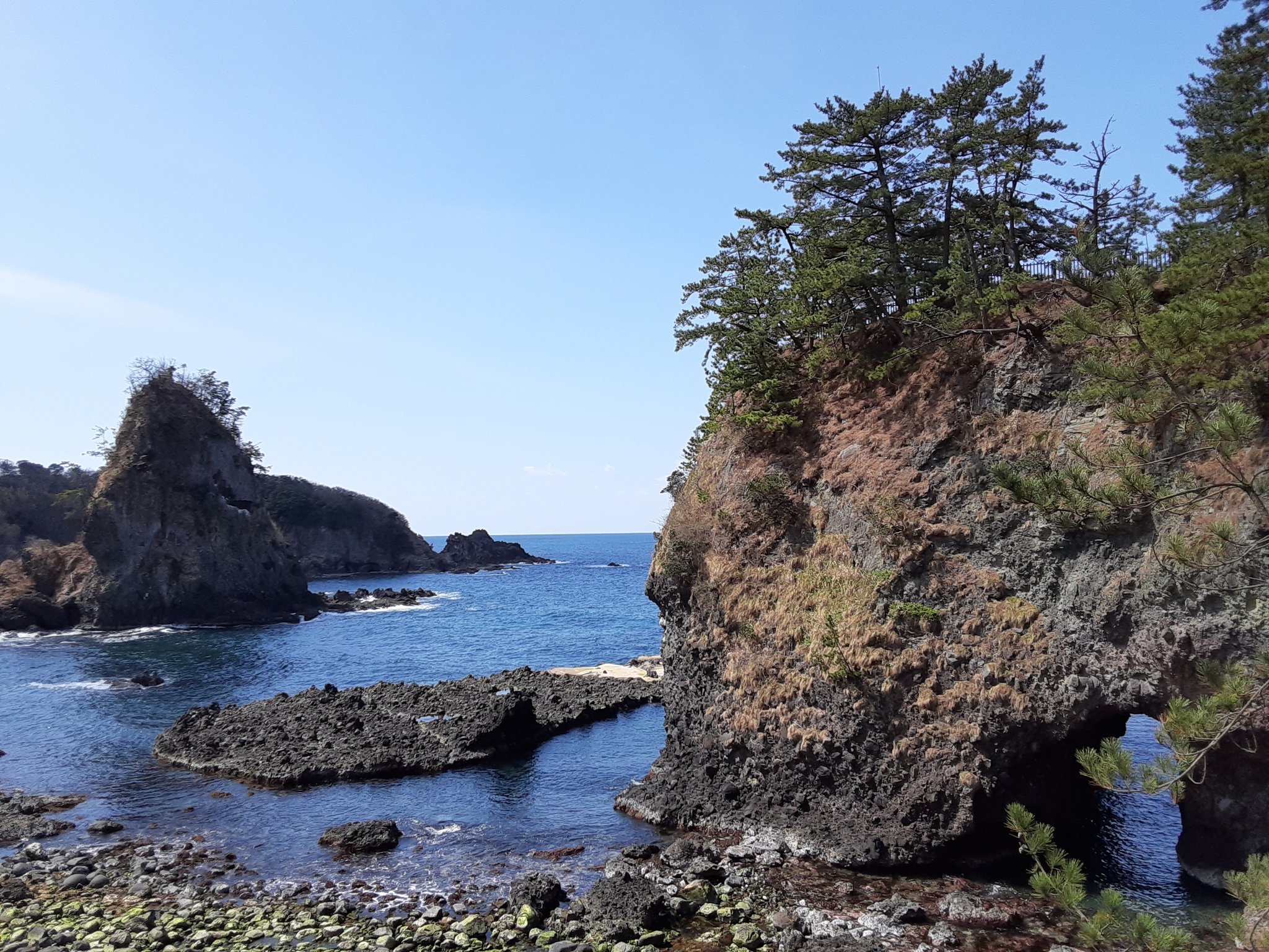 海の宝石蜂屋 能登金剛 今日から新年度少し気温が低いですが巌門は快晴 で す 巌門 志賀町 能登 洞窟 イマソラ 鷹ノ巣岩 能登金剛 T Co Ywmchnzd7e Twitter