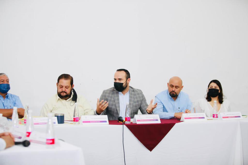 GonzaloAB_Mx's tweet photo. La intervención de @INSUS_Oficial del @GobiernoMX, a través del delegado Ernesto Padilla Aceves, es fundamental en la Comisión Municipal de Regularización de Predios Urbanos #COMUR para que las y los zapotlanejenses tengan certeza jurídica en la tenencia de sus predios.
👩🏽🙌🏽👨🏽🦱 https://t.co/yUFrRoO4yD