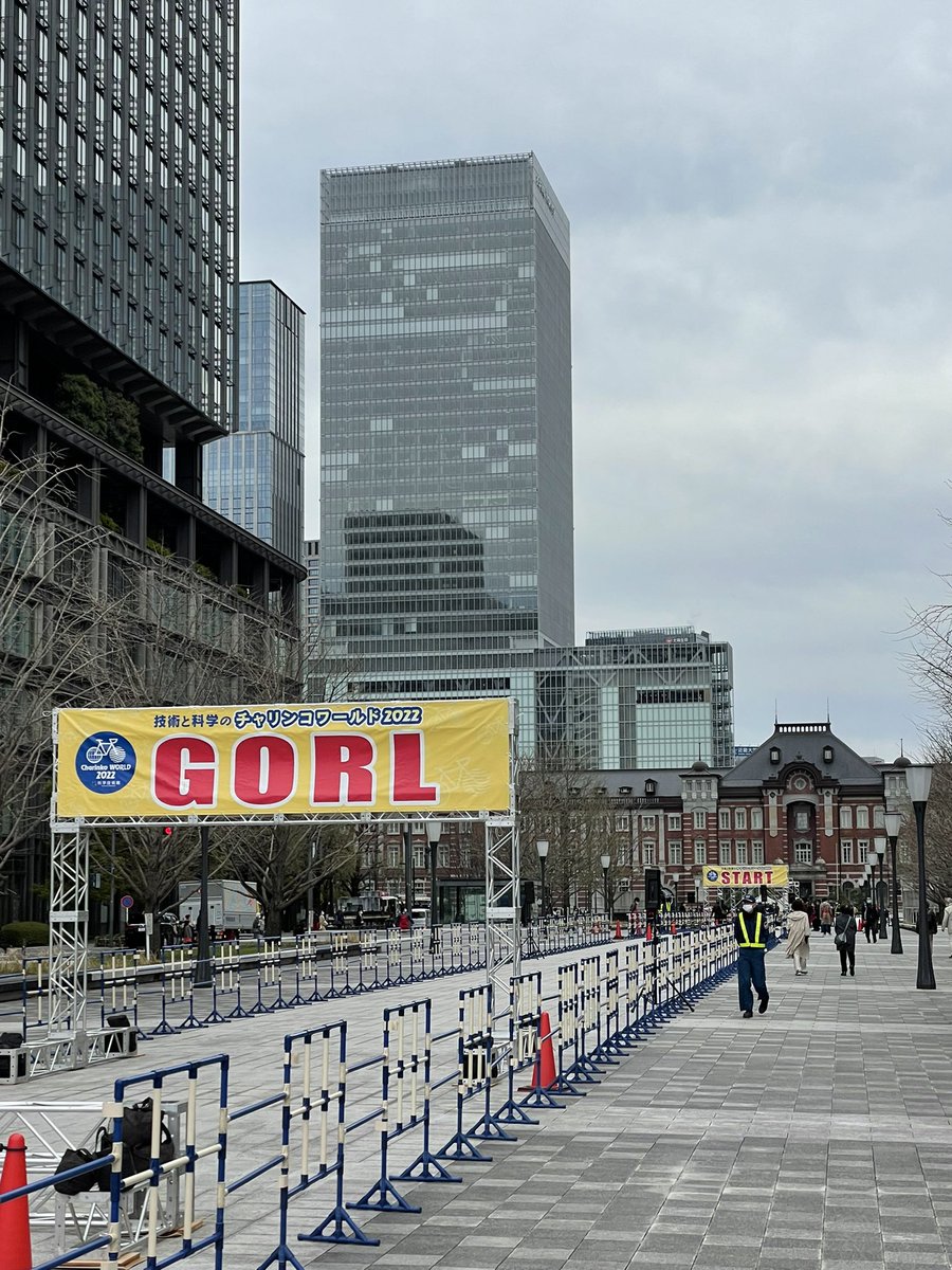 自転車のロードレースで ゴールの横断幕に痛恨のスペルミス 雰囲気ゴールですね 誰か気付いてよ Togetter