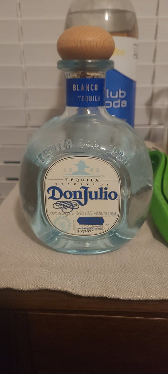 medickimw's tweet photo. Listen y'all... when I celebrate...
I CELEBRATE 🍾😛🍸
#GoodTequila
#NeatNoIce https://t.co/nuwifvIJSB