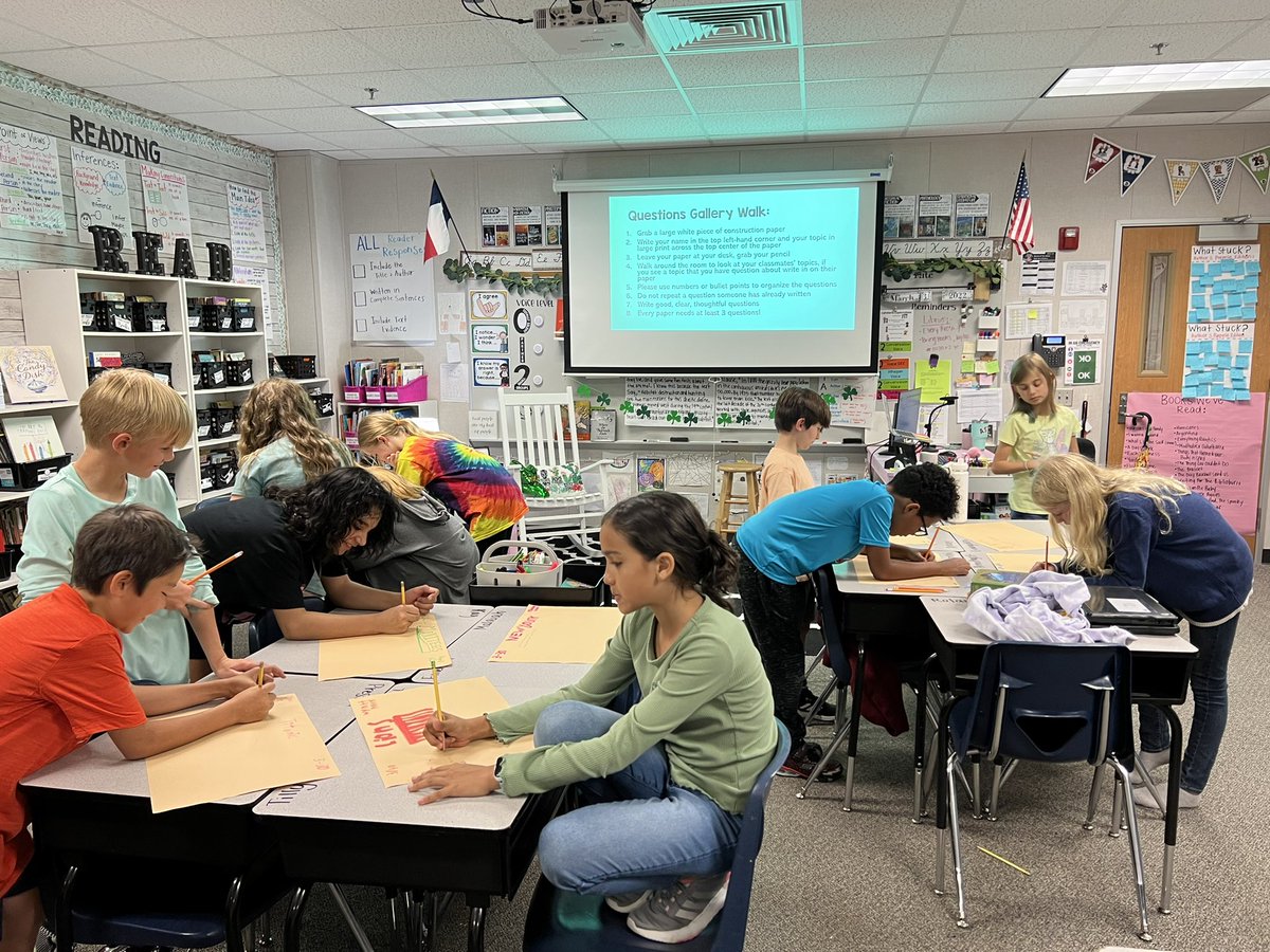 KathrynEtzel's tweet photo. Today we had a gallery walk to brainstorm questions about our research topics! I love to watch these kids collaborate. 👏🏼 @RobRangers https://t.co/aVbcfsUNxp