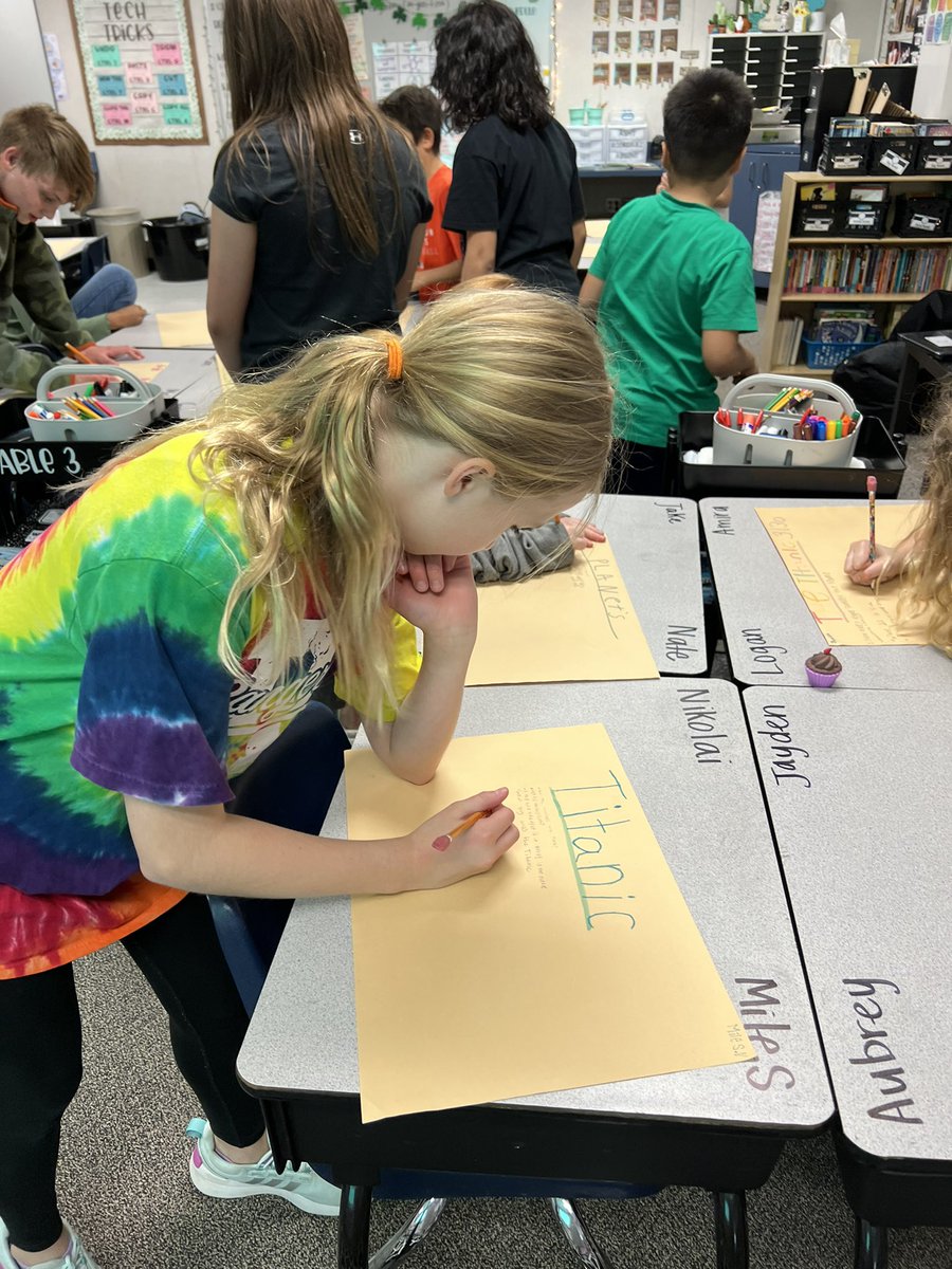KathrynEtzel's tweet photo. Today we had a gallery walk to brainstorm questions about our research topics! I love to watch these kids collaborate. 👏🏼 @RobRangers https://t.co/aVbcfsUNxp