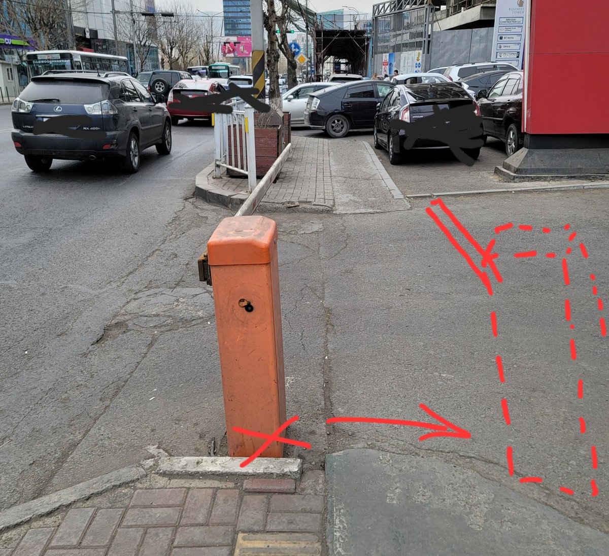 Энэ зогсоолын хаалт явган хүний замын дундуур, зорчих хөдөлгөөн таглаад нийтийн эзэмшил дээр тавигдчихсан. Уг нь өөрийнөө талбай/зогсоол дээрээ байлгах ёстой байх. Ер нь хотын стандартдаа энэ талаар тусгасан уу?