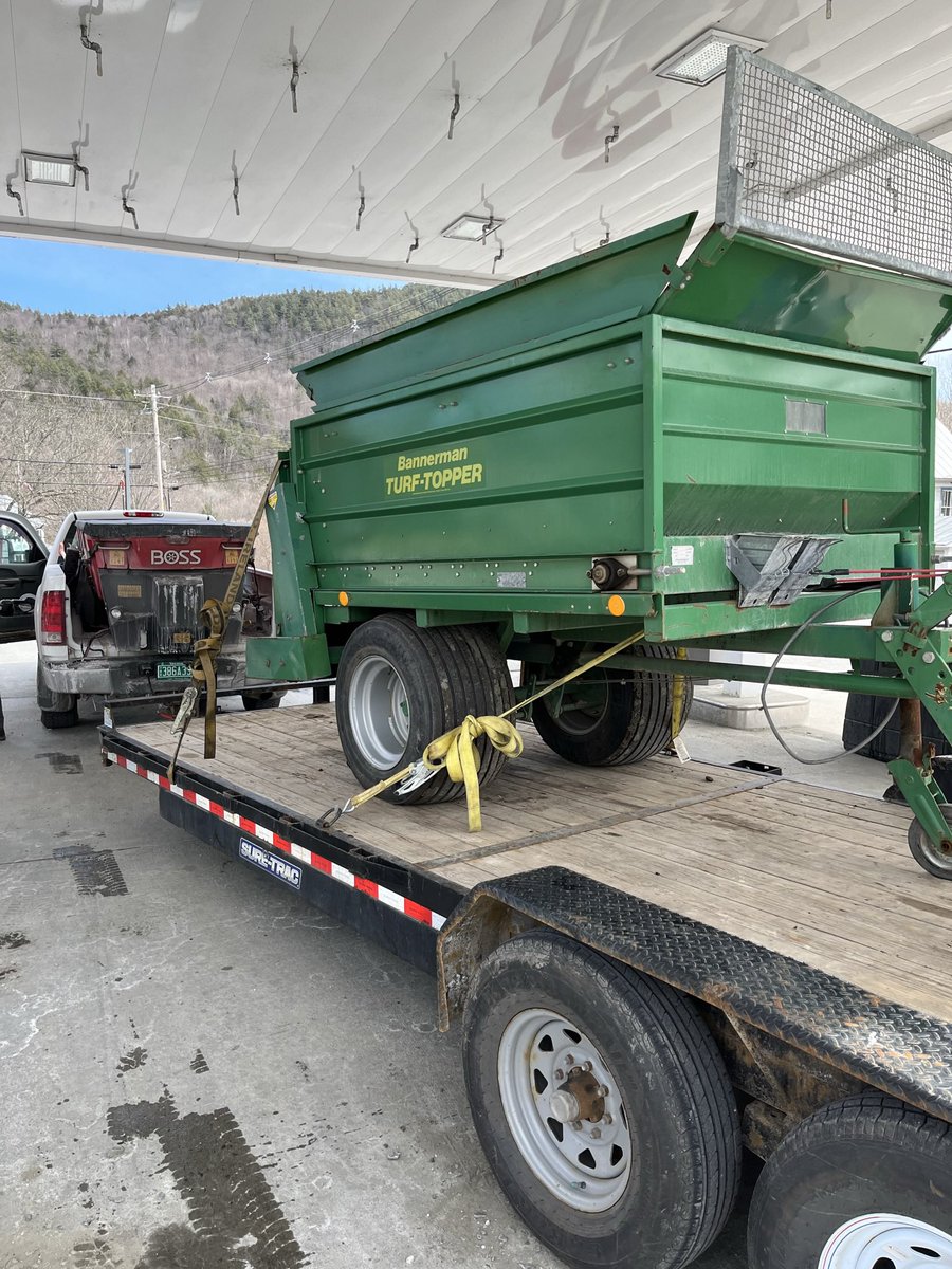 SnowblowVermont's tweet image. Beginning the transition from de-icing to topdressing with @SDTurfVT