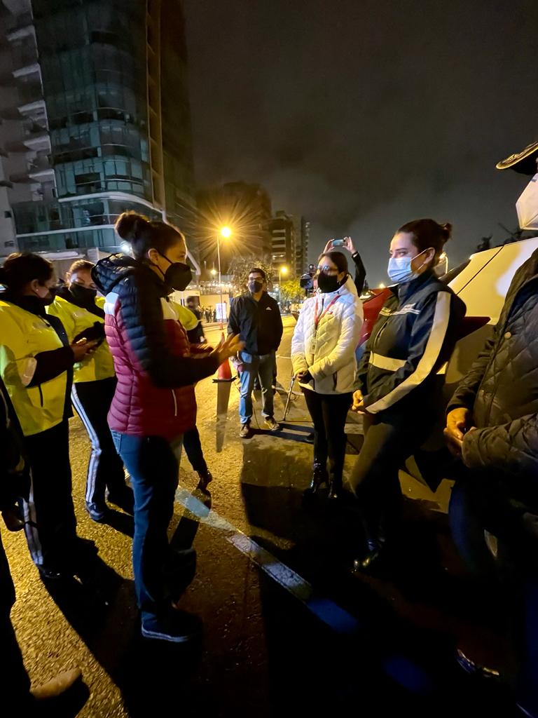 AMT_Quito's tweet photo. Para garantizar la seguridad de los ciudadanos, la AMT realiza un operativo conjunto con la Secretaría de @SeguridadeQuito en el sector de la av. Shyris. Nuestras autoridades están presentes para escuchar los pedidos de los moradores de la zona.

#SeguroTeMueves https://t.co/O1VCf5vmld