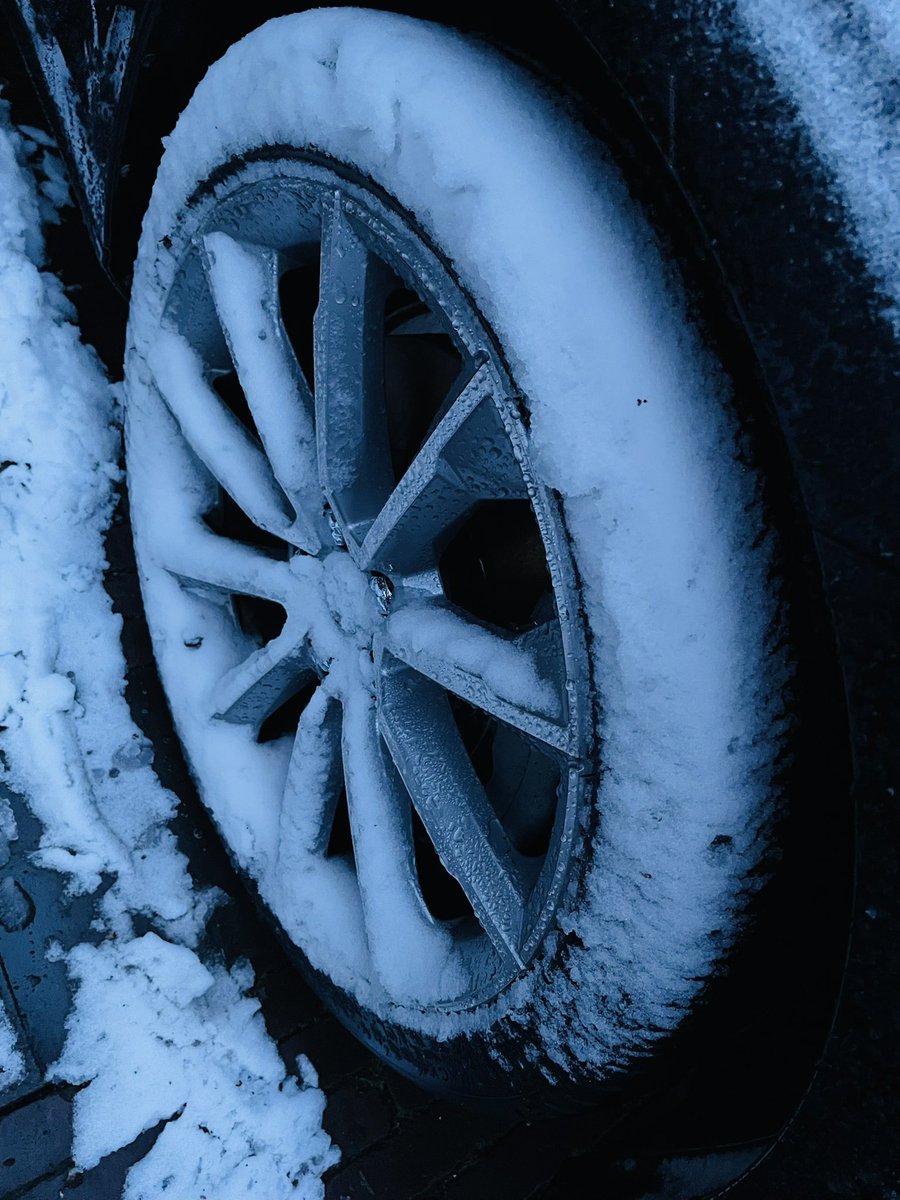 De #zomerbanden er net onder. 🤔 #winterbandentijd #sneeuw