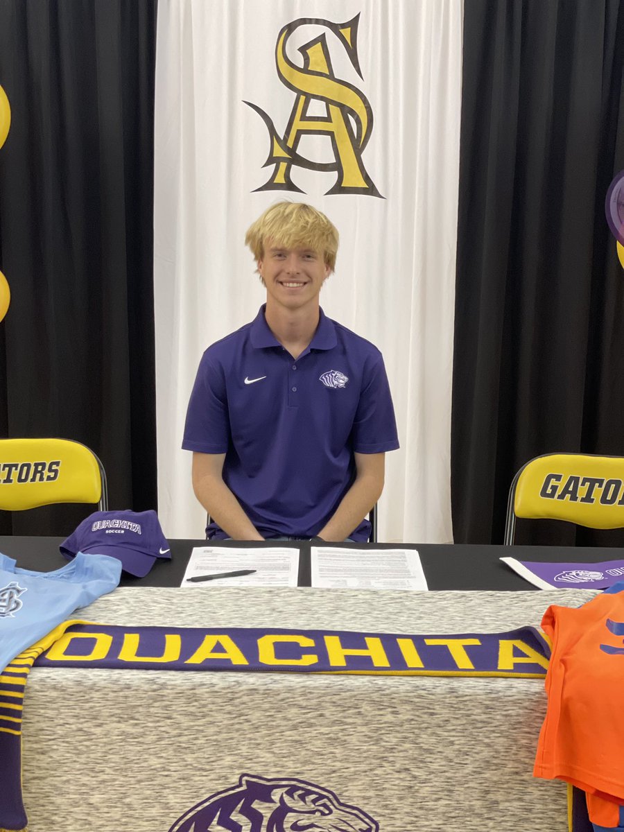 sta_boyssoccer's tweet photo. Congrats to Dillon with his signing tonight ! We wish you the best of luck and will miss you !! Class of 2022 💛🐊⚽️🖤 https://t.co/eCnbmhFEkm