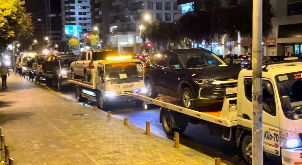 AMT_Quito's tweet photo. En el operativo de la av. Shyris se controla el uso adecuado de los espacios de parqueo y las placas de las motocicletas. Este tipo acciones forman parte de nuestra gestión con el objetivo de garantizar espacios seguros para todos los ciudadanos. 

#SeguroTeMueves https://t.co/3Uo0GNE6IE
