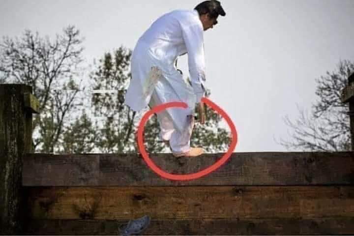 S_Khalil_Naqvi's tweet image. جب عالمی لیڈر پنجاب پولیس کے ڈر سے دیوار پھلانگ کر اور جوتے چھوڑ کر بھاگا۔

جاتے جاتے نیازی صاحب ملک کی ساکھ بھی داو پر لگاکے جارہے ہیں

اسکی حکومت تو ویسے بھی نہیں بچنی مگر جعلی خط نے اسکی جان نہیں چھوڑنی۔
ملتانی پیر نے اسے بری طرح پھنسا دیا
#GoSelectedGo