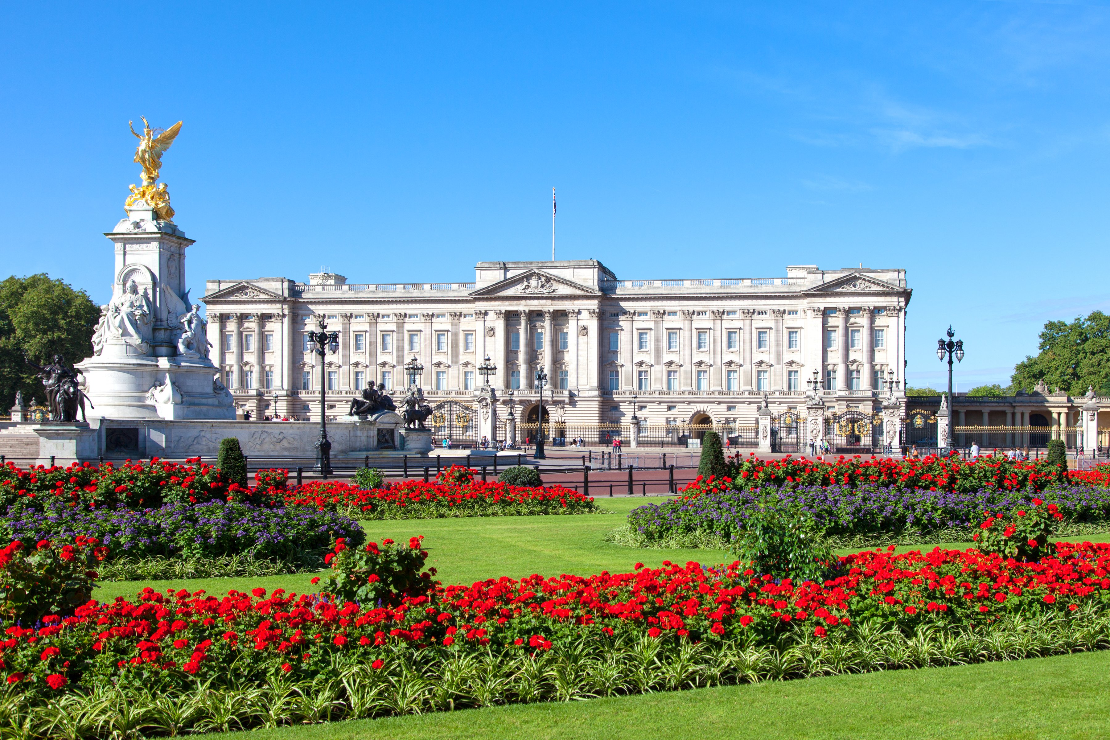 旅行会社 旅工房 公式 イギリス観光の目玉ともいえるバッキンガム宮殿 宮殿の前には広場があり 宮殿を護衛する近衛兵隊の衛兵交替式が見られることで有名です 交替式が行われるのは毎日11 30頃 イギリスらしい光景が見られる人気のスポット