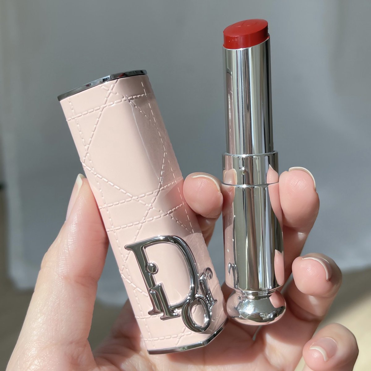 fhay_cotton_h's tweet photo. โอ้ยยยลิป Dior อันนี้แพคเกจคือเกินต้านนนน เชียร์สองปลอกนี้เลย คือต้องมี เค้าขายปลอกแยกน้า เป็นผ้ายีนส์ กับหนังสีชมพู ฟีลเลดี้ดิออร์มาก ส่วนลิปเป็น No.8 เป็นสีที่จีซูใช้ด้วย ทาแตะๆเบาๆก็สวยแล้ว https://t.co/cTISMdfWU0