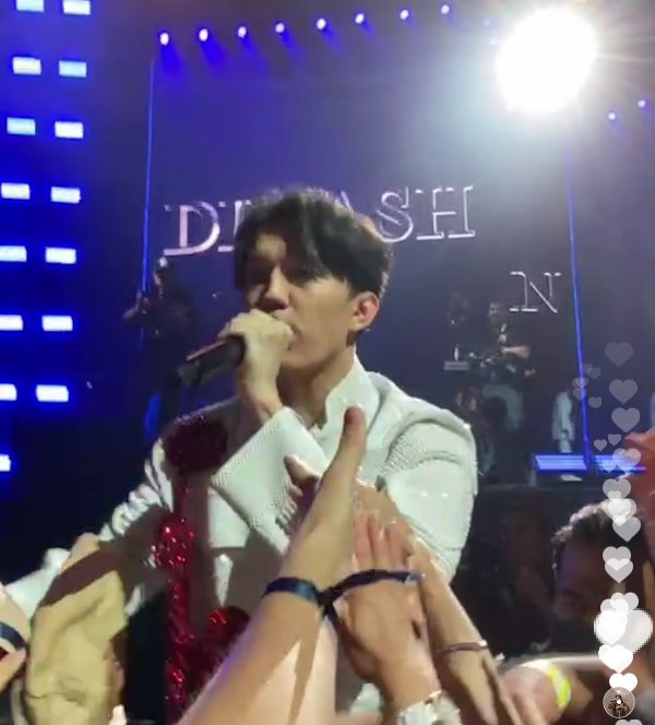 Nata62061055's tweet photo. @nikitaLila @dimash_official
#Stranger 
#Stranger_Dimash
#StrangerTheSong 
#DimashStrangerLive
Facial expressions, gestures - an amazing art of performance!!!
https://t.co/7W4borgxG7 https://t.co/VeUkO5cbSi