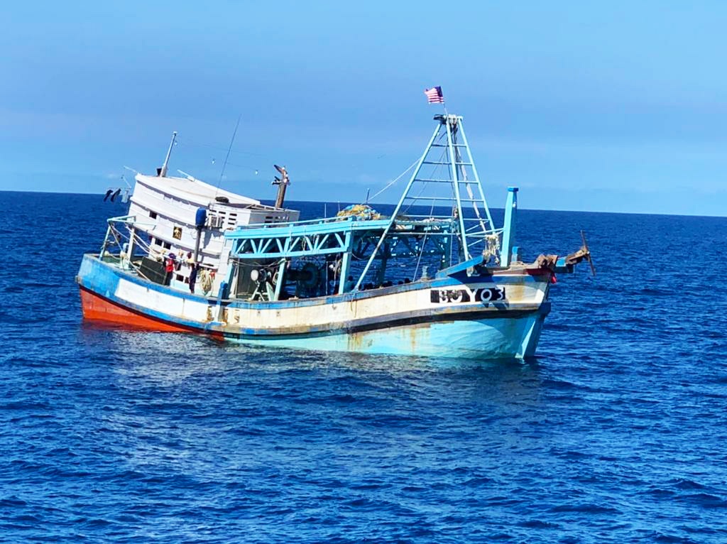 tldm_rasmi's tweet photo. Kenyataan Media 1 April 2022: KD GANYANG BERJAYA MENAHAN SEBUAH BOT NELAYAN VIETNAM
#NavyUpdate 
#Keselamatan 
#K3M https://t.co/AHtjauU5xZ