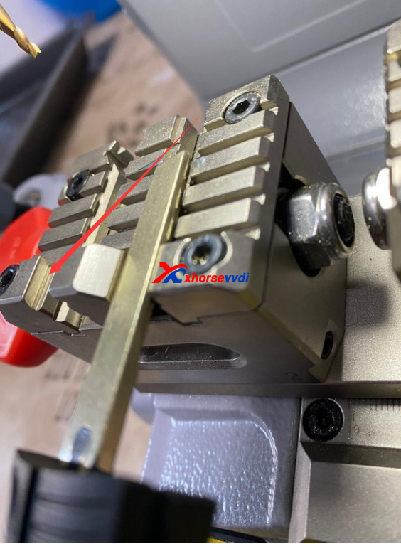 Xhorsevvdi's tweet photo. #xhorse Dolphin xp007 jaw cant fix the key blade? 😶
The position where the clamp fixes the blade is incorrect 🤓
➡️The blade should be fixed on the upper clamp slot (pic3), and both parts could hold the blade (pic4).
#dolphinxp007 #keycutting #keycut https://t.co/w3uTA0maKP