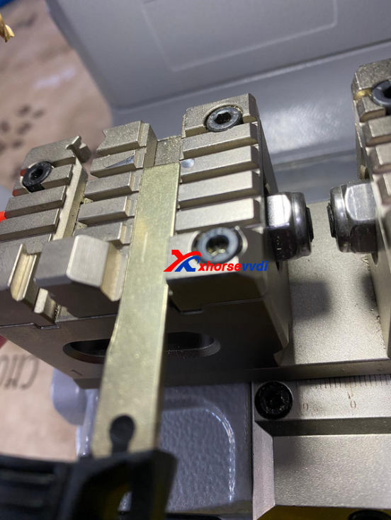 Xhorsevvdi's tweet photo. #xhorse Dolphin xp007 jaw cant fix the key blade? 😶
The position where the clamp fixes the blade is incorrect 🤓
➡️The blade should be fixed on the upper clamp slot (pic3), and both parts could hold the blade (pic4).
#dolphinxp007 #keycutting #keycut https://t.co/w3uTA0maKP