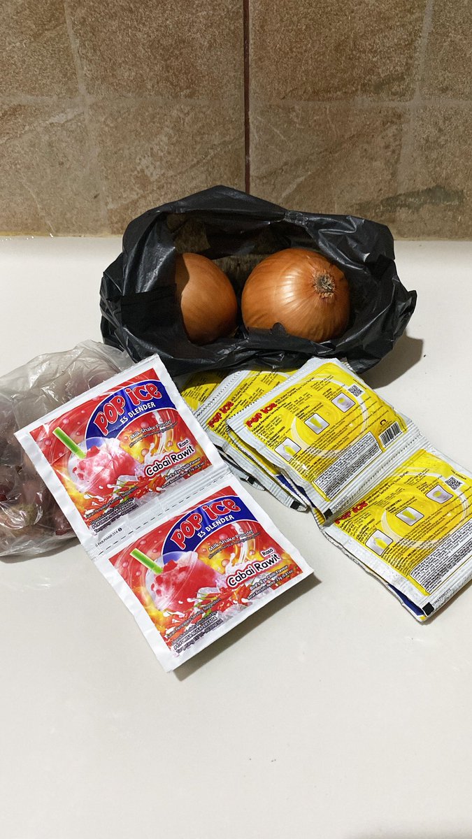 javafoodie_'s tweet photo. Sekalinya beli Pop Ice lagi di warung kok malah nemu rasa Cabe Rawit. Ini baru atau gmn sih? Ada yg pernah cobain? https://t.co/zfN6uzIX9N