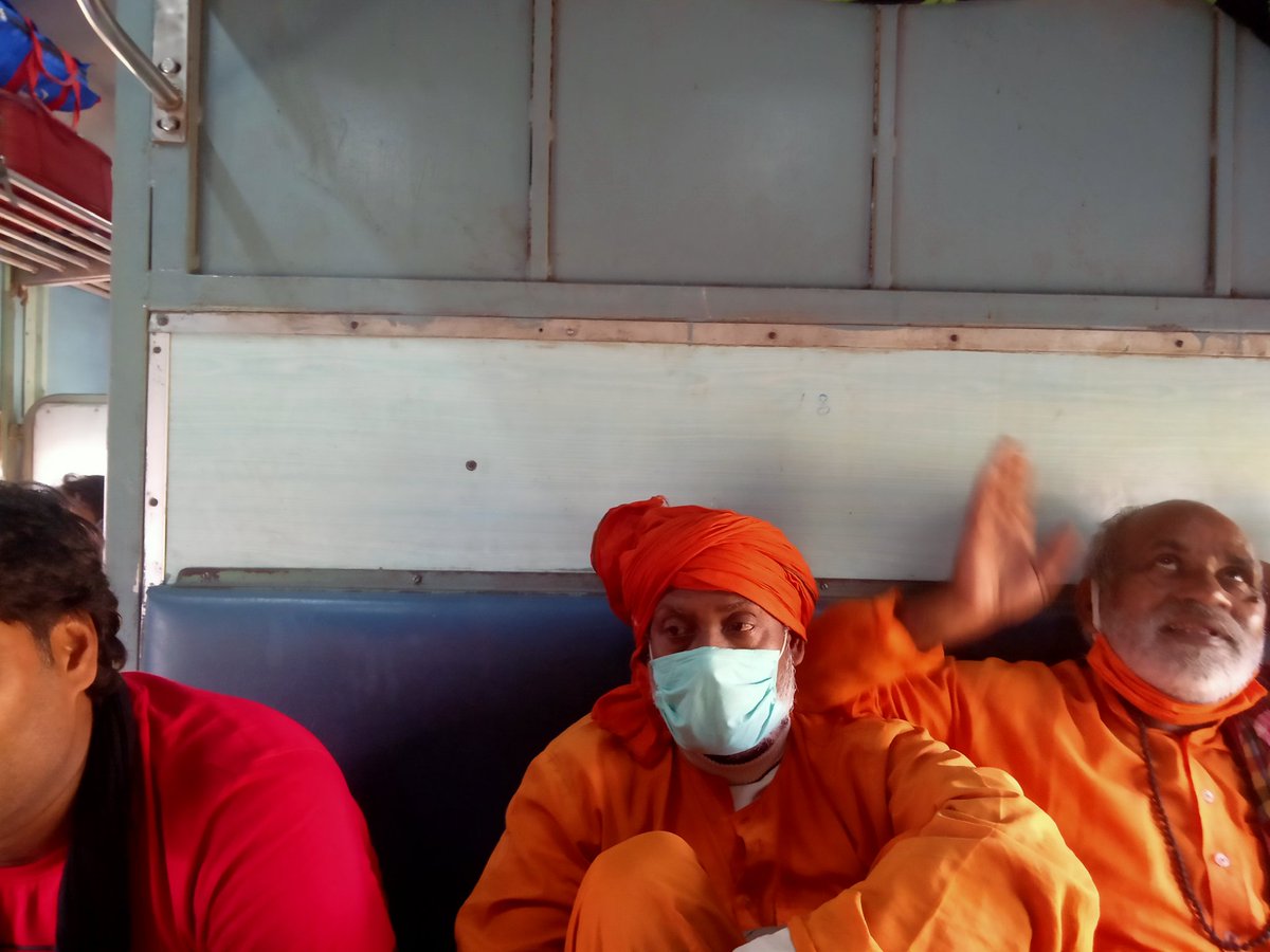 RESO13100319's tweet photo. I am traveling in train

PNR-6265689118
Trn:12505
Dt:01-04-22
Frm PPTA to CNB
Cls:2S
P1-D2,19
@RailMinIndia @IRCTCofficial @railwayindia 

There is no seat no. plate or coach no.
What is benifit of booking online?
Seat ke liye mara mari hai
Tt is not coming in this compartment. https://t.co/RoUraa86YJ