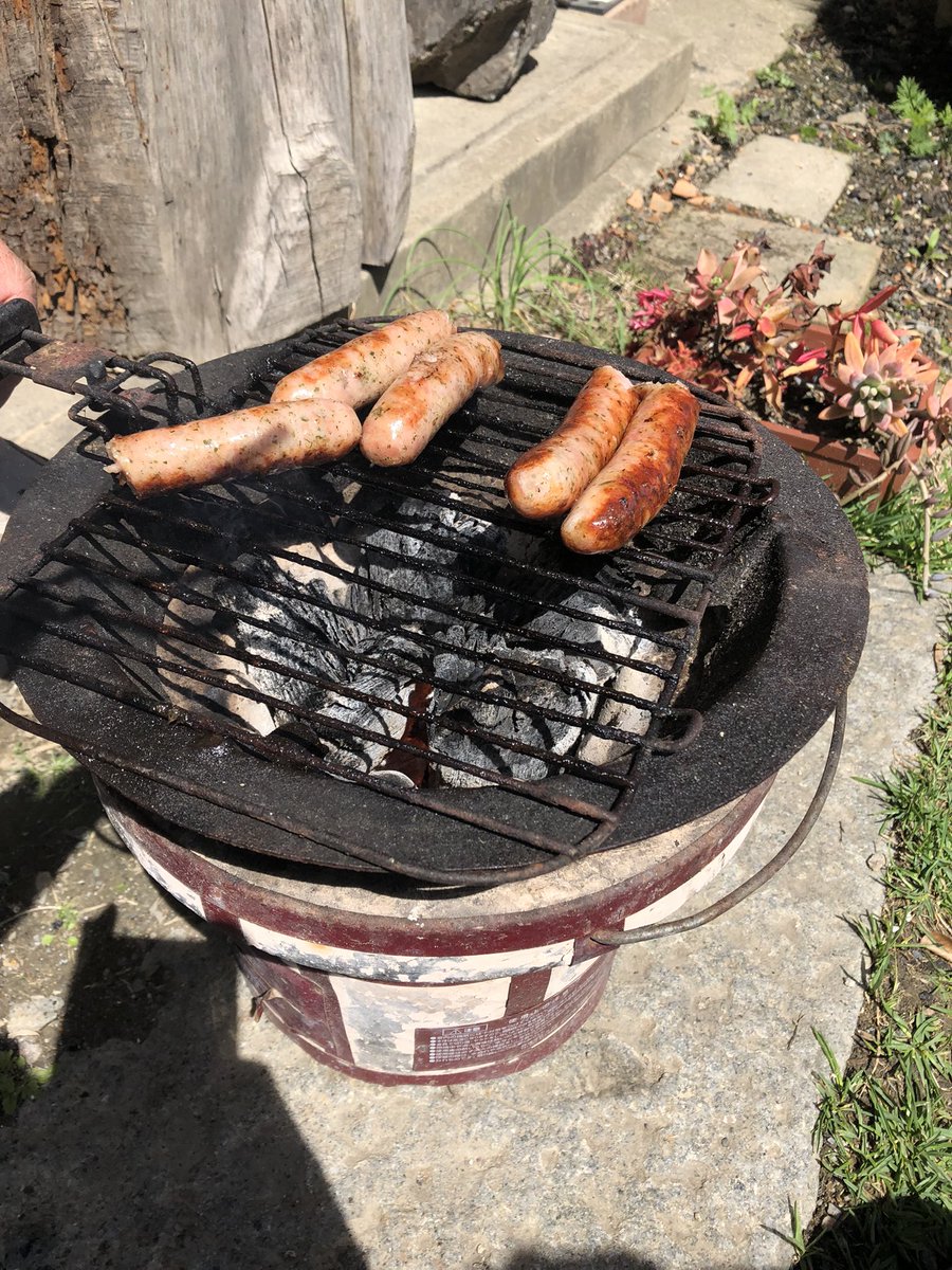 昼から炭で焼いてる 