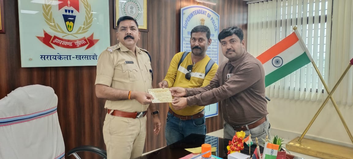 TPCSaraikela's tweet photo. 4 अप्रैल प्रेस क्लब वार्षिक स्थापना दिवस की तैयारी के उपलक्ष्य में आज उपायुक्त श्री अरवा राज कमल जी पुलिस अधीक्षक श्री आनंद प्रकाश जी को आमंत्रण पत्र देते #द_प्रेस_क्लब के अध्यक्ष श्री मनमोहन सिंह राजपूत जीl
               
@DCseraikella @sp_saraikela https://t.co/XhvCYzbLpy