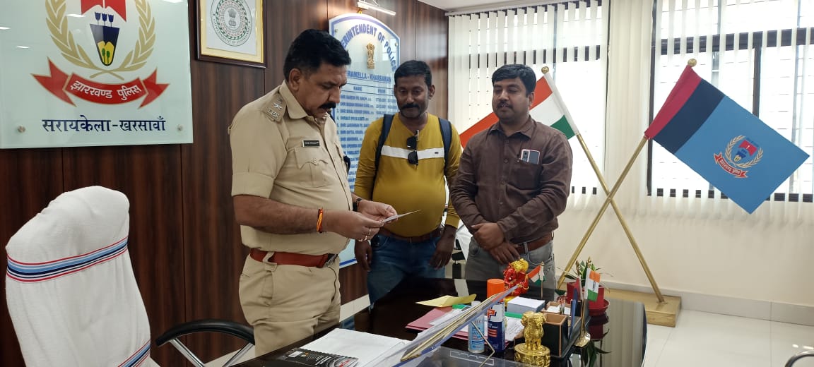 TPCSaraikela's tweet photo. 4 अप्रैल प्रेस क्लब वार्षिक स्थापना दिवस की तैयारी के उपलक्ष्य में आज उपायुक्त श्री अरवा राज कमल जी पुलिस अधीक्षक श्री आनंद प्रकाश जी को आमंत्रण पत्र देते #द_प्रेस_क्लब के अध्यक्ष श्री मनमोहन सिंह राजपूत जीl
               
@DCseraikella @sp_saraikela https://t.co/XhvCYzbLpy