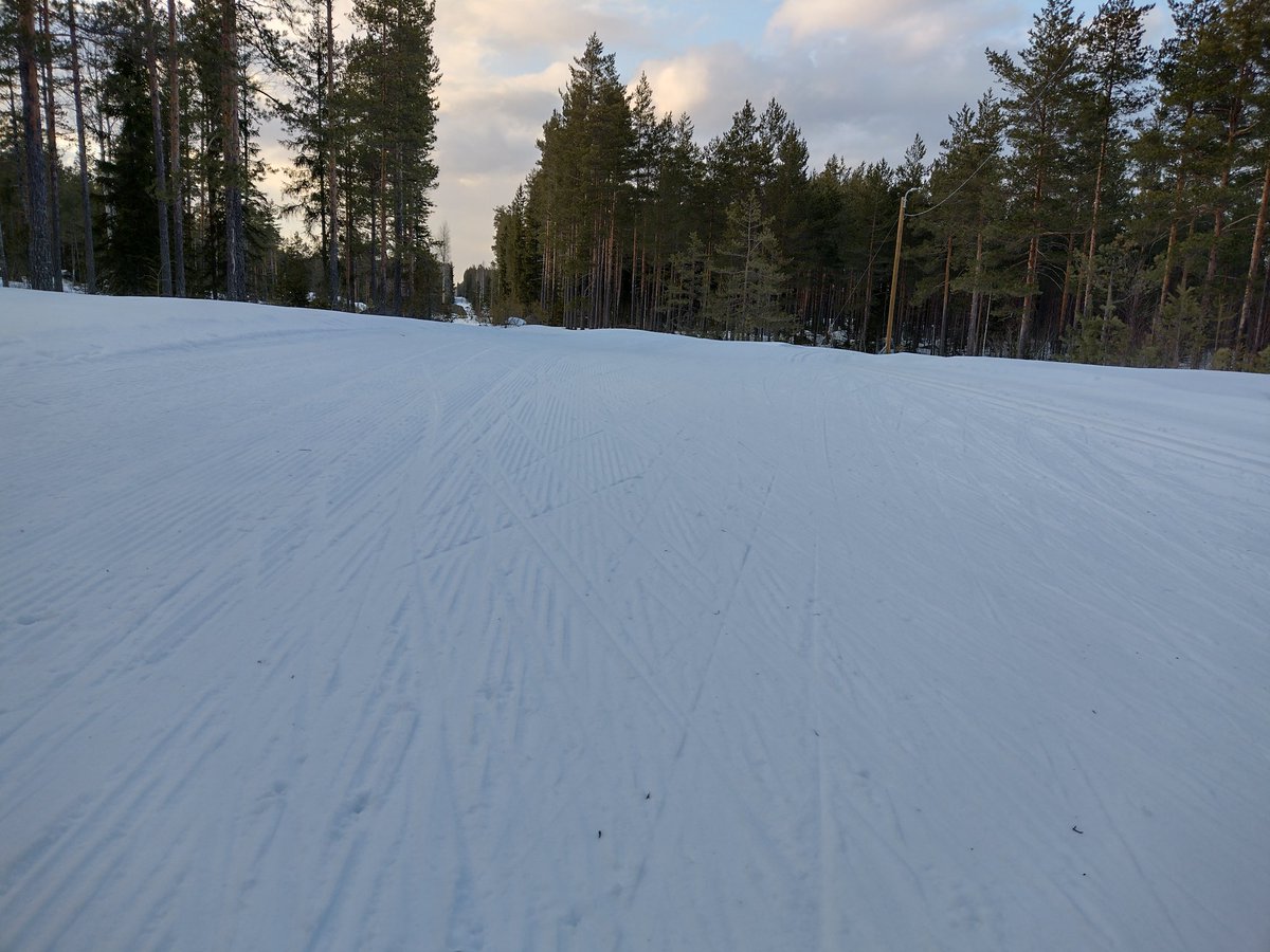 Mahtavat hiihtokelit vielä Haminassa Tarmolassa ja Ruissalossa ⛷️
Ja hanki kantaa vielä latujen ulkopuolellakin 👍
Mahtava hiihtoviikonloppu vielä tulossa ☀️☀️☀️
#liikkuvahamina
#kylatlentoon