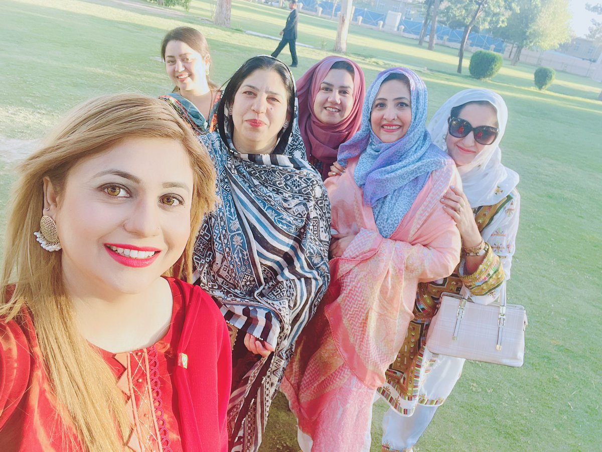 NaziaAliUncut's tweet photo. افواج پاکستان کو سلام پیش کرتی ہوں جنکی بدولت ہم #بلوچستان کی ترقی اور سلامتی کیلئے کام کر رہے ہیں۔
#NWB_8 reunion #QuettaClub
#Quetta #Balochistan 🐪
🇵🇰⚔️🪖💚 #PakistanZindabad https://t.co/ZTFmBcj8Co
