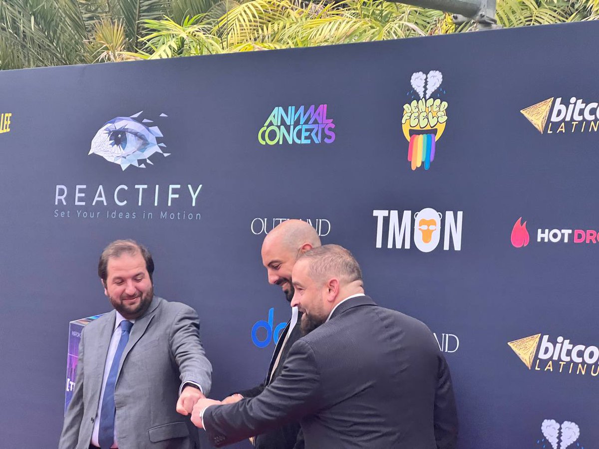TwoMonkeyJB's tweet photo. #TMON is officially everywhere at #Hollywood, Beverly Hills Mansion! 🙌We are on the red carpet boards and on the tables of every major celebrity and artist! Please enjoy the pictures from our event and help us share it around too!🤝 https://t.co/xr691vN2MX