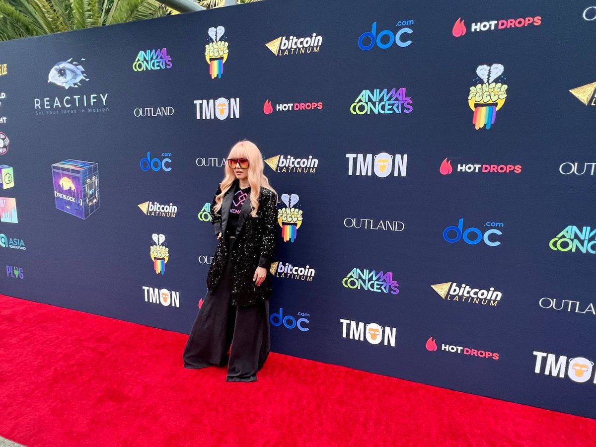 TwoMonkeyJB's tweet photo. #TMON is officially everywhere at #Hollywood, Beverly Hills Mansion! 🙌We are on the red carpet boards and on the tables of every major celebrity and artist! Please enjoy the pictures from our event and help us share it around too!🤝 https://t.co/xr691vN2MX