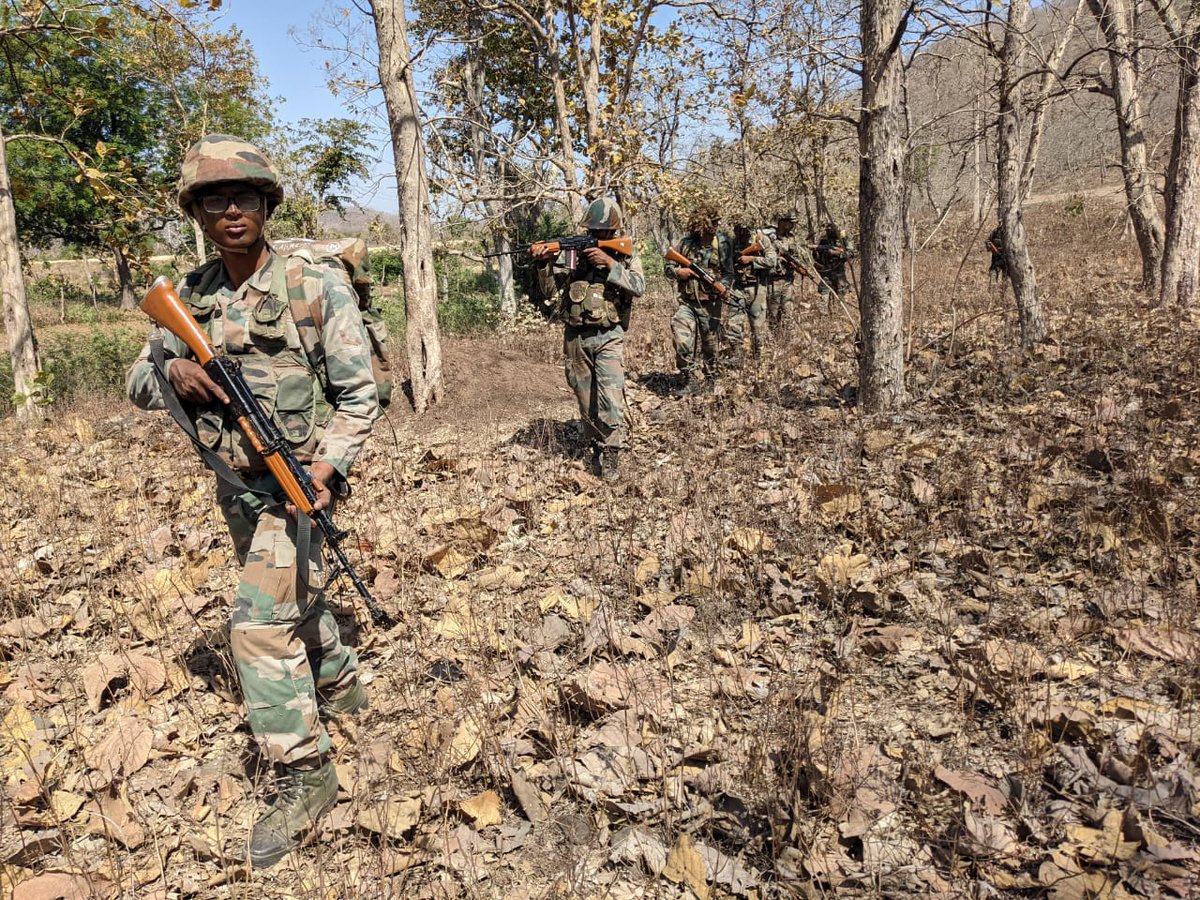 artrac_ia's tweet photo. #PowerThroughKnowledge
#CTW #MCTE conducted outdoor training to hone the skills of budding leaders of #IndianArmy to occupy defences in mountains &amp; operate in CI/CT environment. Best practices, survival skills &amp; need for innovation and aggressiveness in operations were instilled. https://t.co/QMdvssVy8U