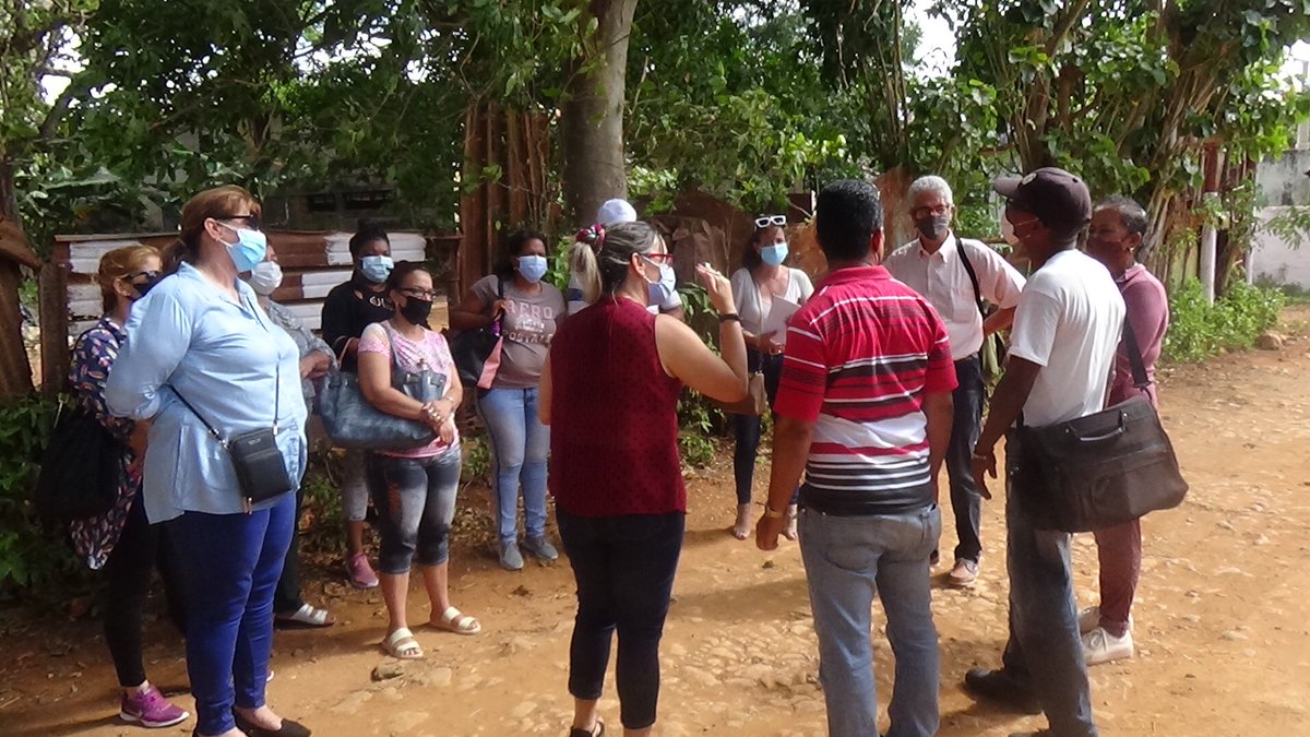 BejucalCam's tweet photo. Delegación bejucaleña al #BalancePCCMayabeque intercambió con pobladores del barrio en situación de vulnerabilidad “La abundancia”, constatando así el
accionar del gobierno local. #VamosConTodo #CubaViveEnElBarrio https://t.co/RwnbmzDs2C
